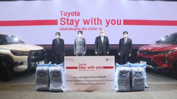 Toyota Stay with you สนับสนุนข้าวสาร 100 ตัน รถยนต์ 236 คัน บรรเทาทุกข์คนไทยทั่วประเทศ